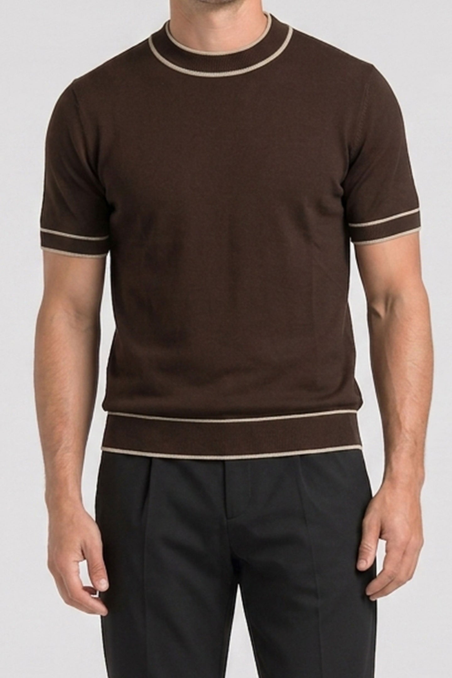 Camiseta masculina marrom de malha, modelagem regular, gola redonda com detalhes contrastantes.