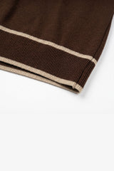Camiseta masculina marrom de malha, modelagem regular, gola redonda com detalhes contrastantes.