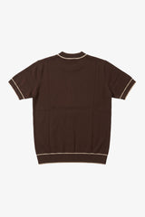 Camiseta masculina marrom de malha, modelagem regular, gola redonda com detalhes contrastantes.