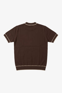 Camiseta masculina marrom de malha, modelagem regular, gola redonda com detalhes contrastantes.