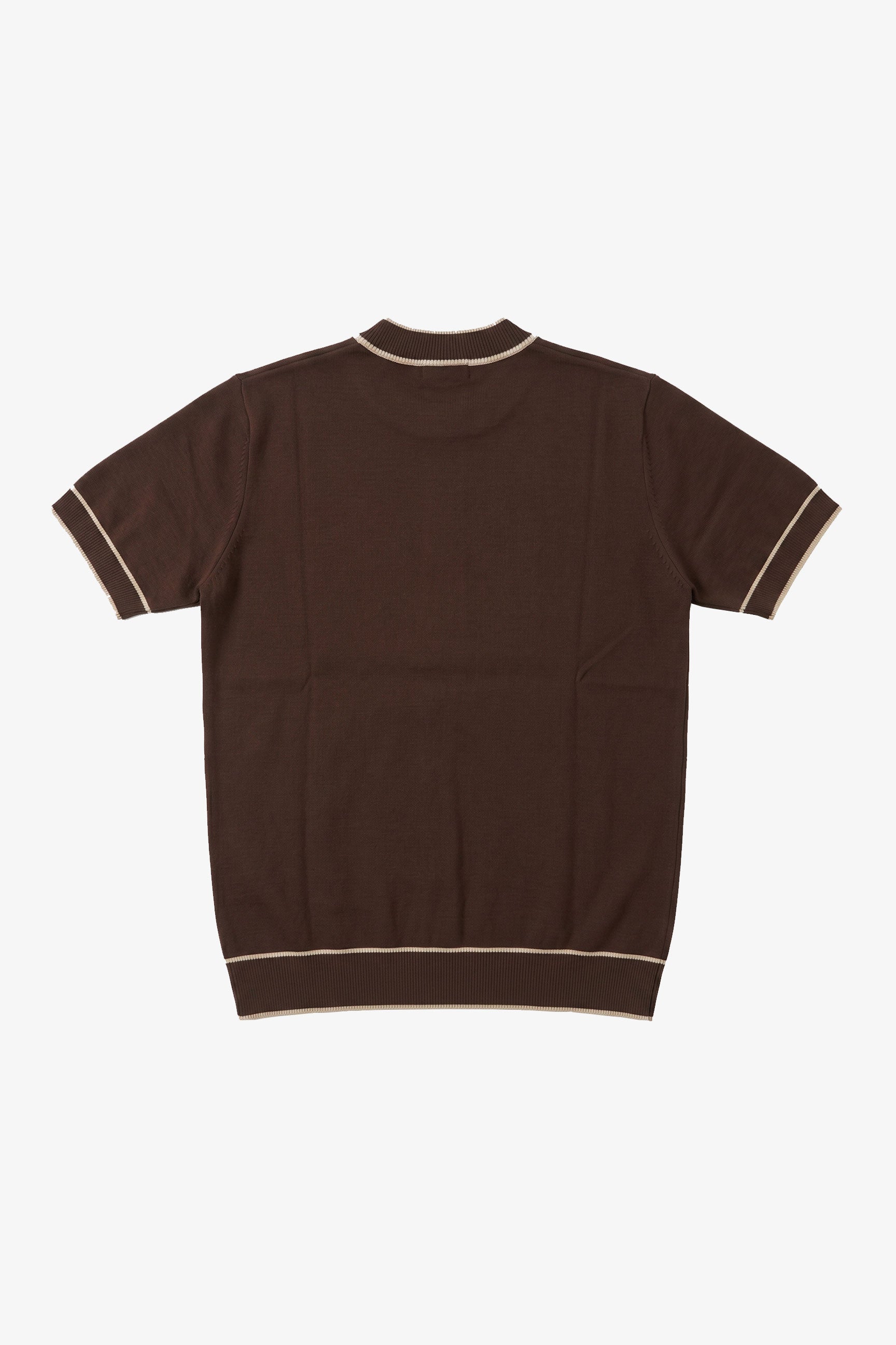 Camiseta masculina marrom de malha, modelagem regular, gola redonda com detalhes contrastantes.