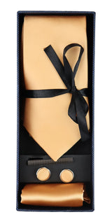 Conjunto de presente em cetim de seda dourado com gravata, lenço de bolso, abotoaduras e cetim brilhante.