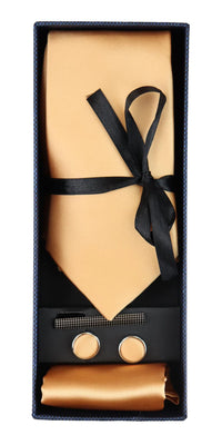Conjunto de presente em cetim de seda dourado com gravata, lenço de bolso, abotoaduras e cetim brilhante.