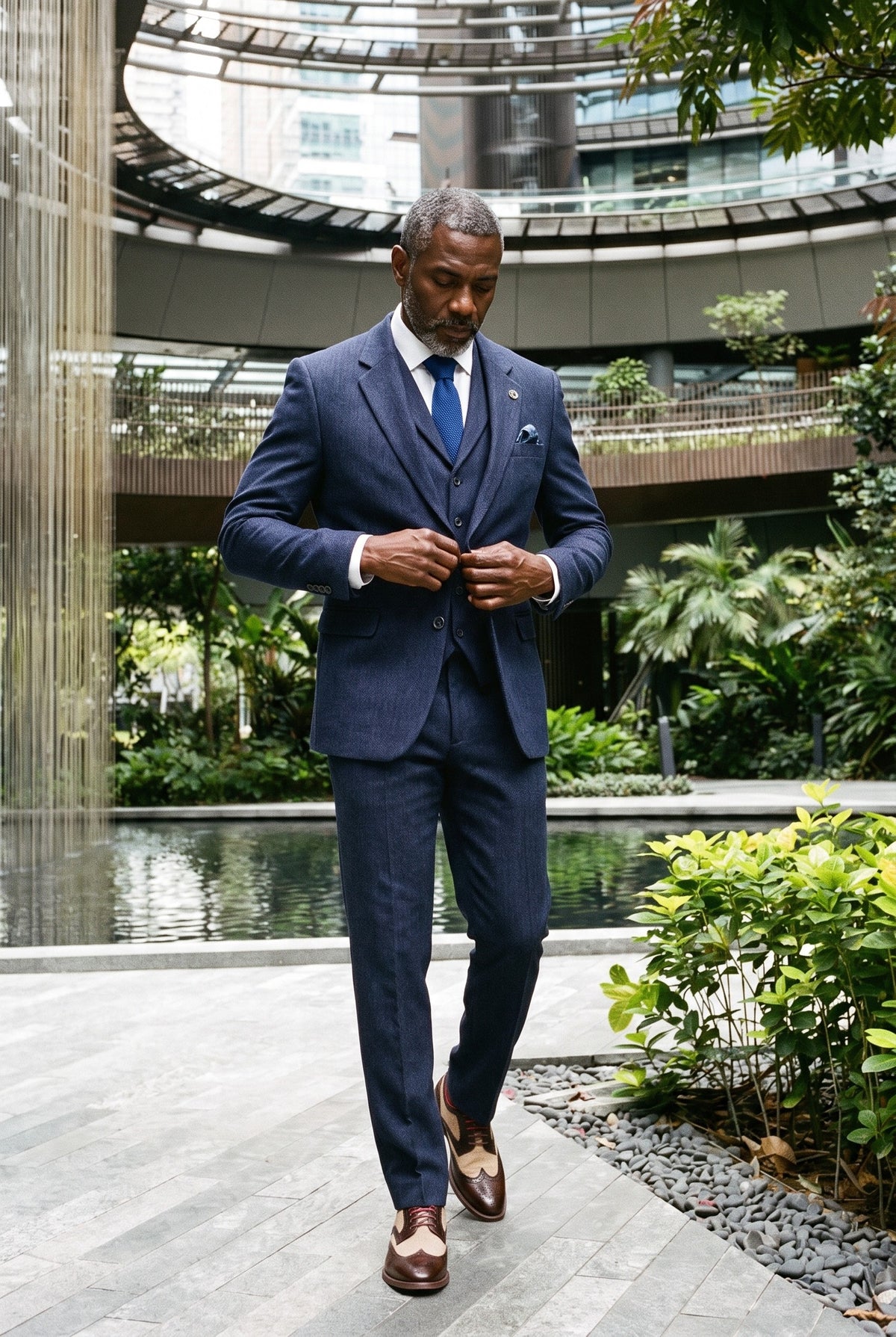 Look #988 styled with Terno masculino de 3 peças em tweed espinha de peixe azul-marinho