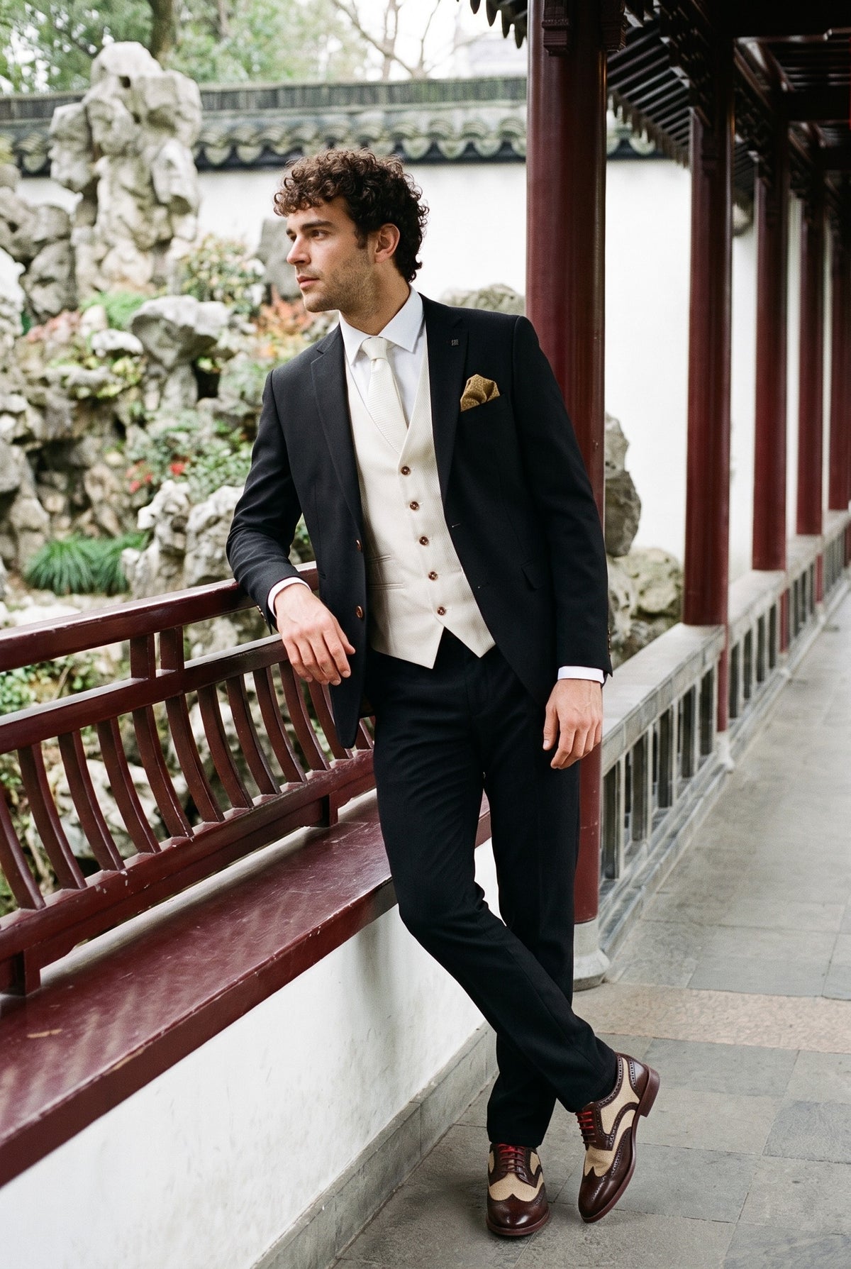 Look #1005 styled with Mayfair - Terno masculino preto de 3 peças com colete creme