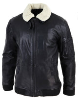 Jaqueta bomber masculina de couro preto com gola branca.