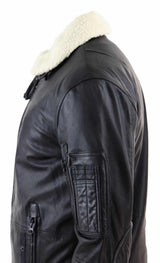 Jaqueta bomber masculina de couro preto com gola branca.