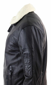 Jaqueta bomber masculina de couro preto com gola branca.