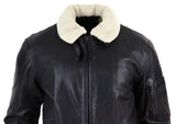 Jaqueta bomber masculina de couro preto com gola branca.