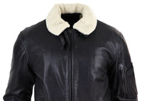 Jaqueta bomber masculina de couro preto com gola branca.