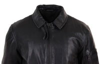 Jaqueta bomber masculina de couro preto com gola branca.