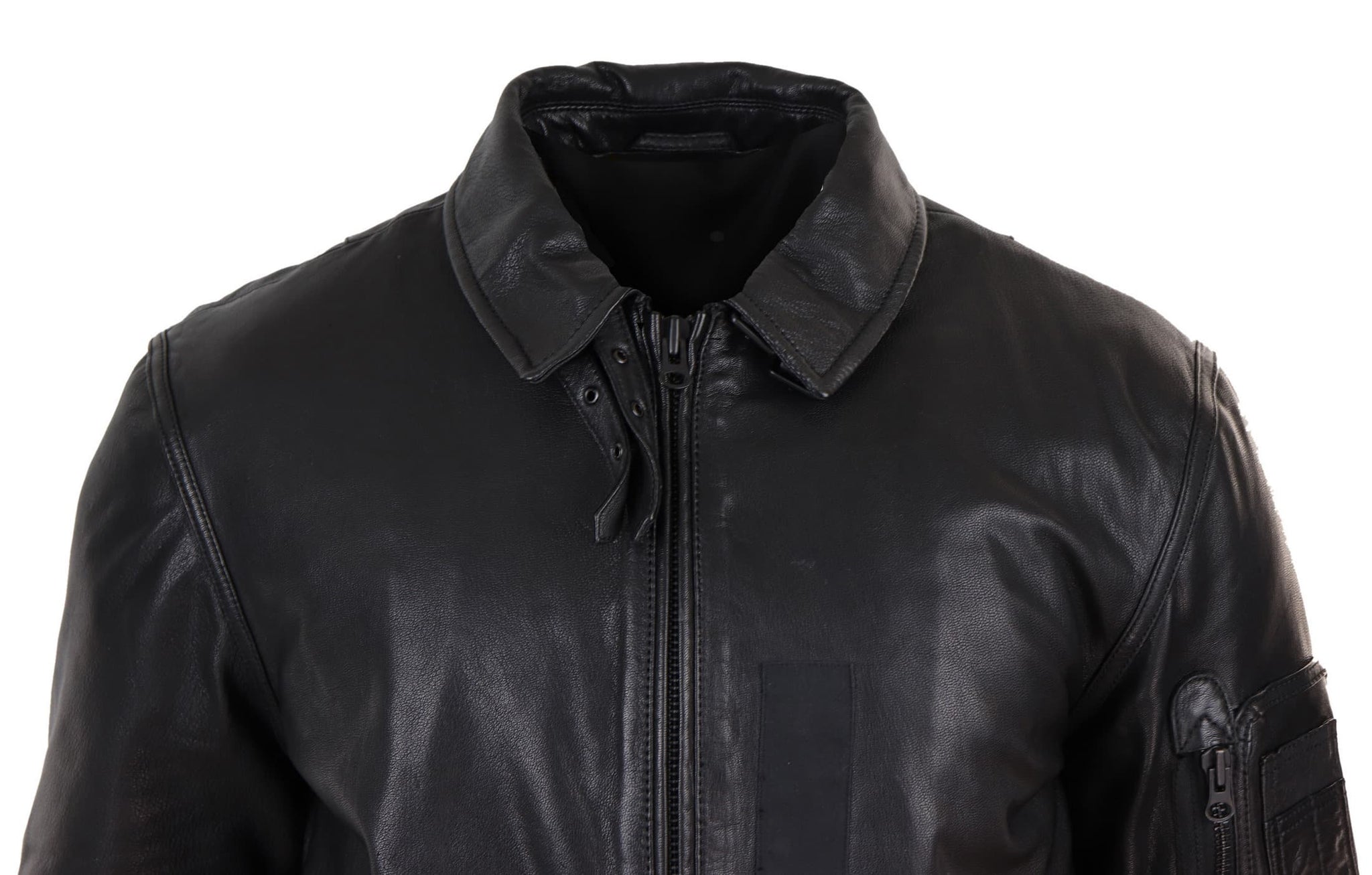 Jaqueta bomber masculina de couro preto com gola branca.