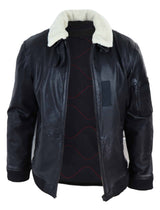 Jaqueta bomber masculina de couro preto com gola branca.