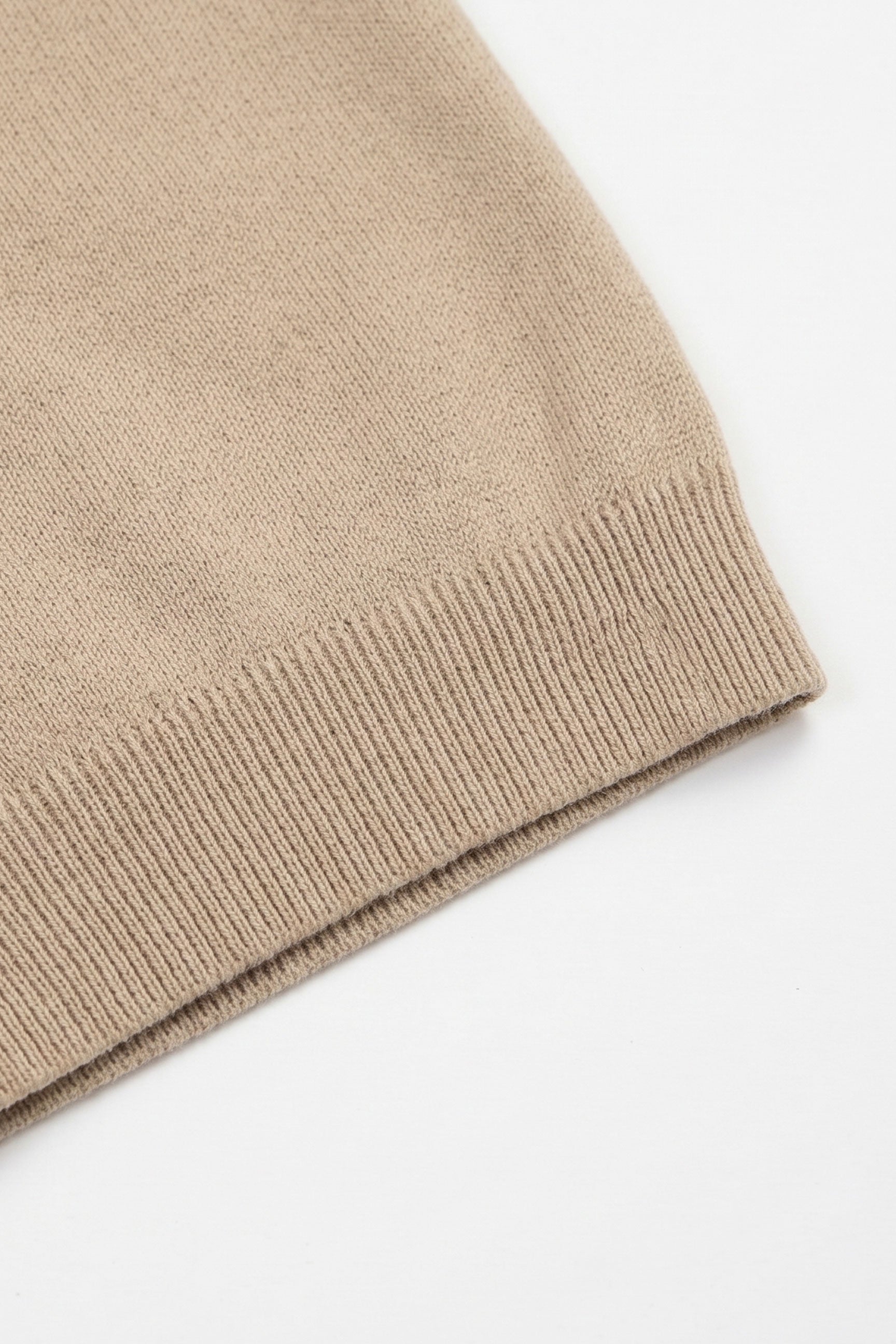 Camisa polo de malha bege com zíper no pescoço para homens
