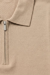 Camisa polo de malha bege com zíper no pescoço para homens
