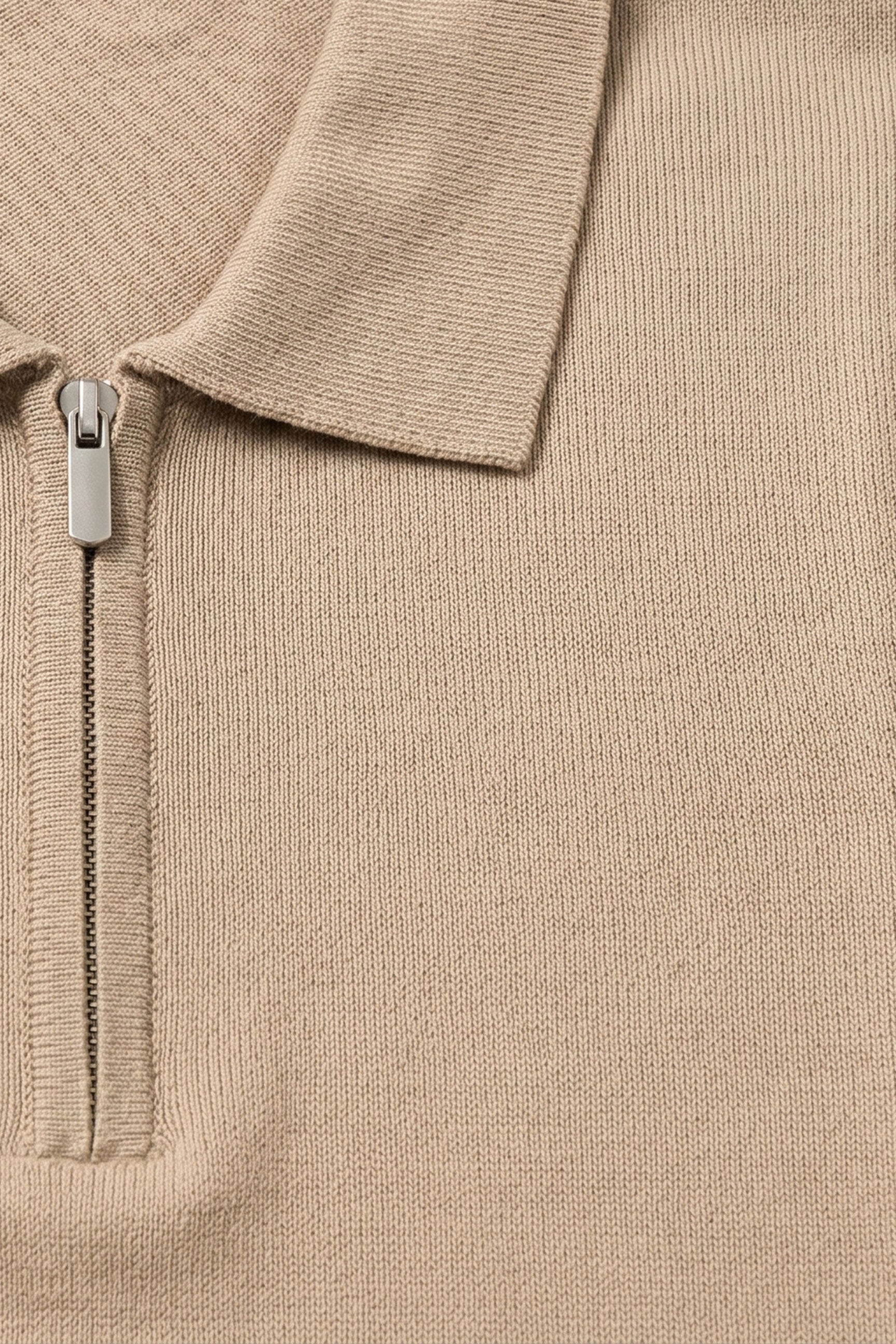 Camisa polo de malha bege com zíper no pescoço para homens