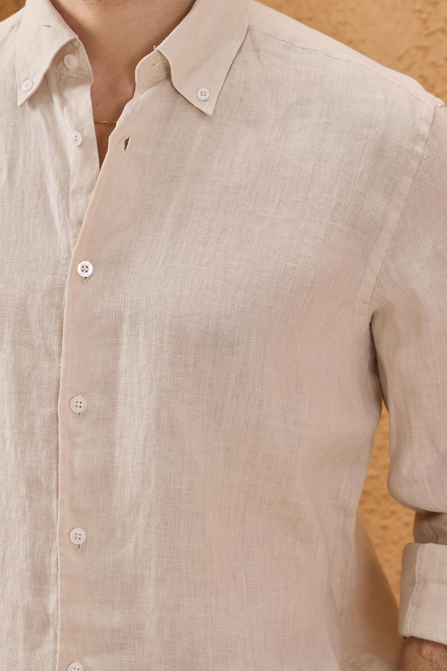 Camisa masculina bege de linho puro, manga comprida, com botões, para o verão.