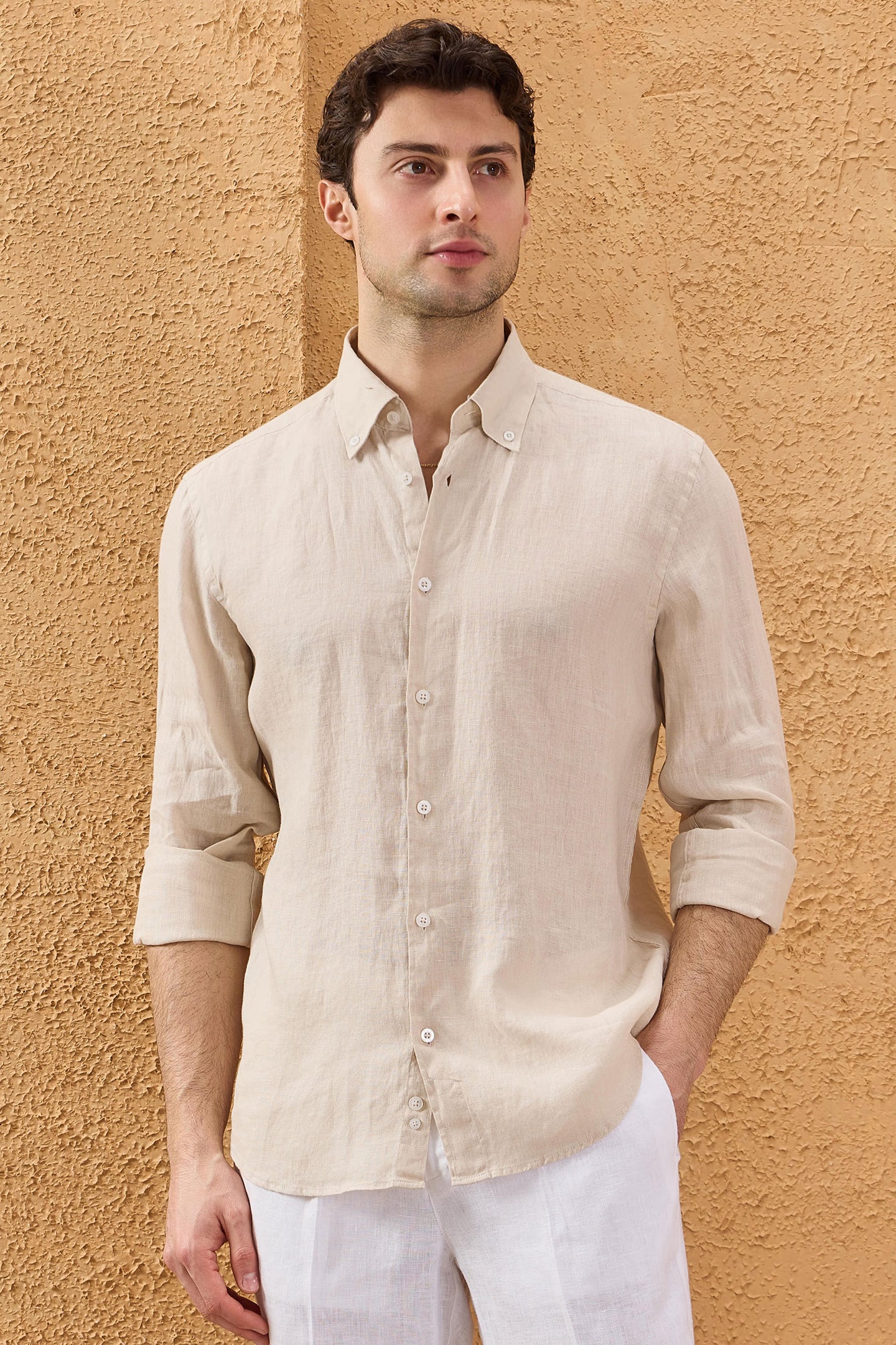 Camisa masculina bege de linho puro, manga comprida, com botões, para o verão.
