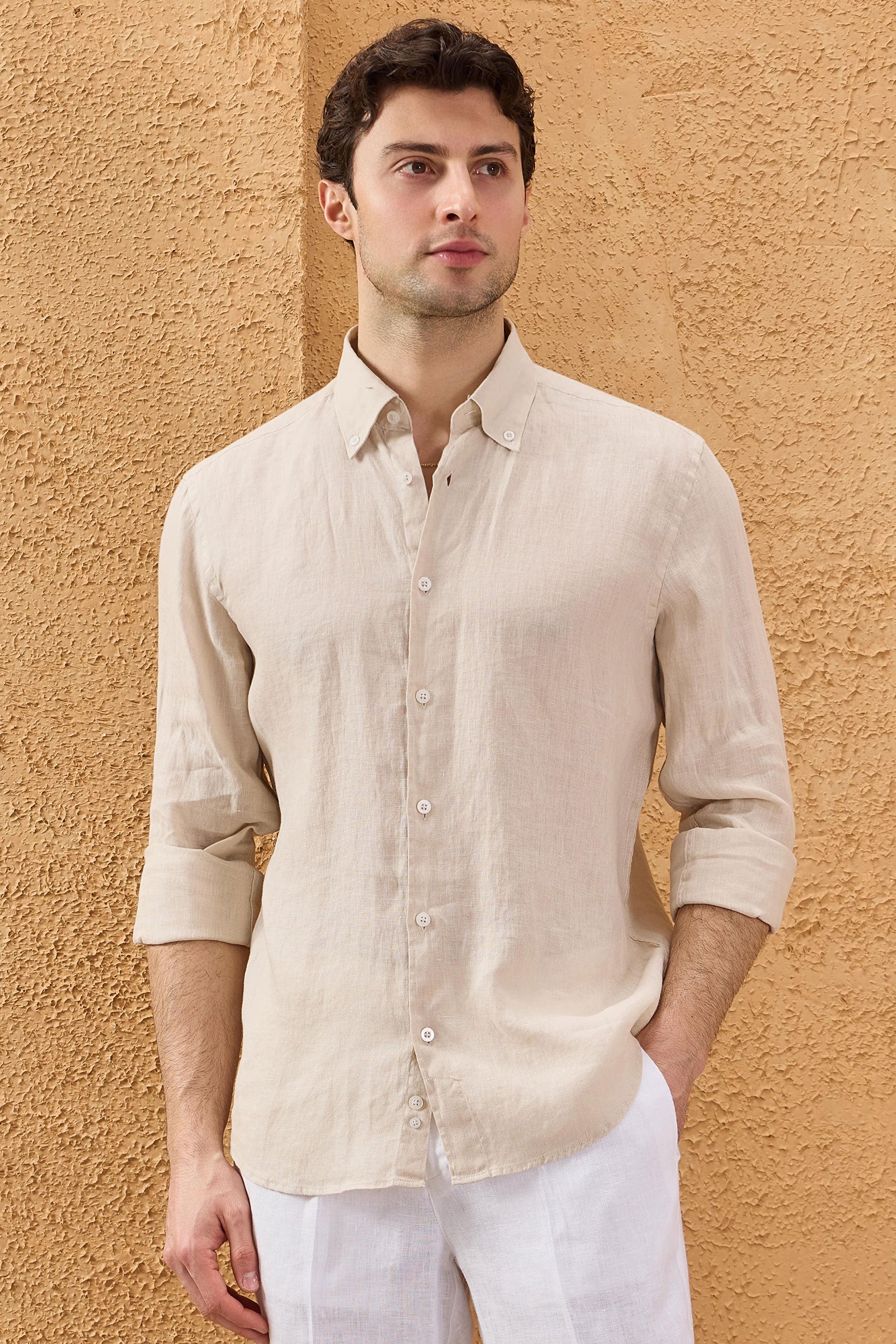 Camisa masculina bege de linho puro, manga comprida, com botões, para o verão.