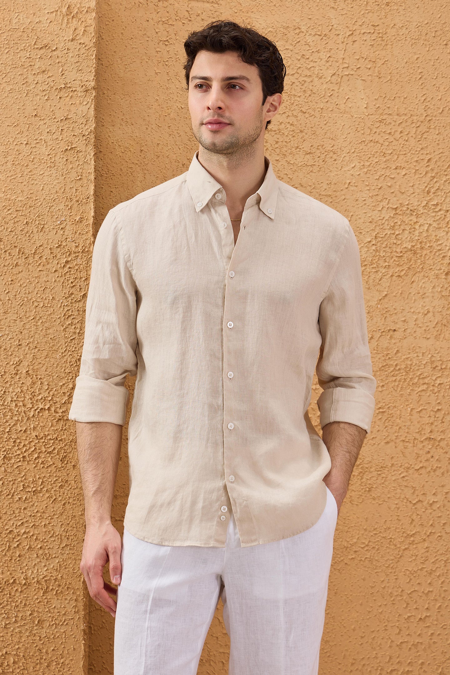 Camisa masculina bege de linho puro, manga comprida, com botões, para o verão.