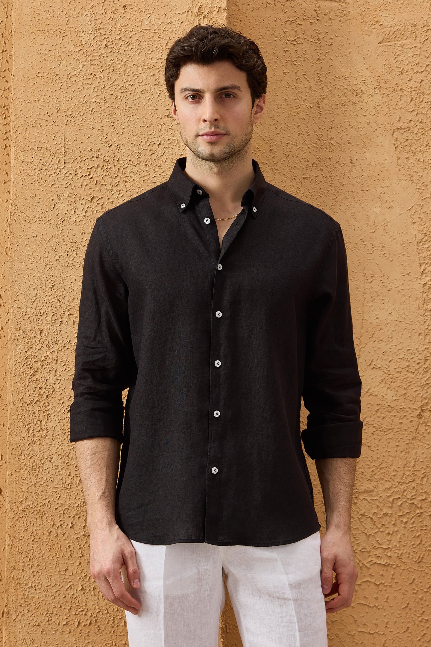 Camisa masculina preta de linho puro, manga comprida, com botões, para o verão.