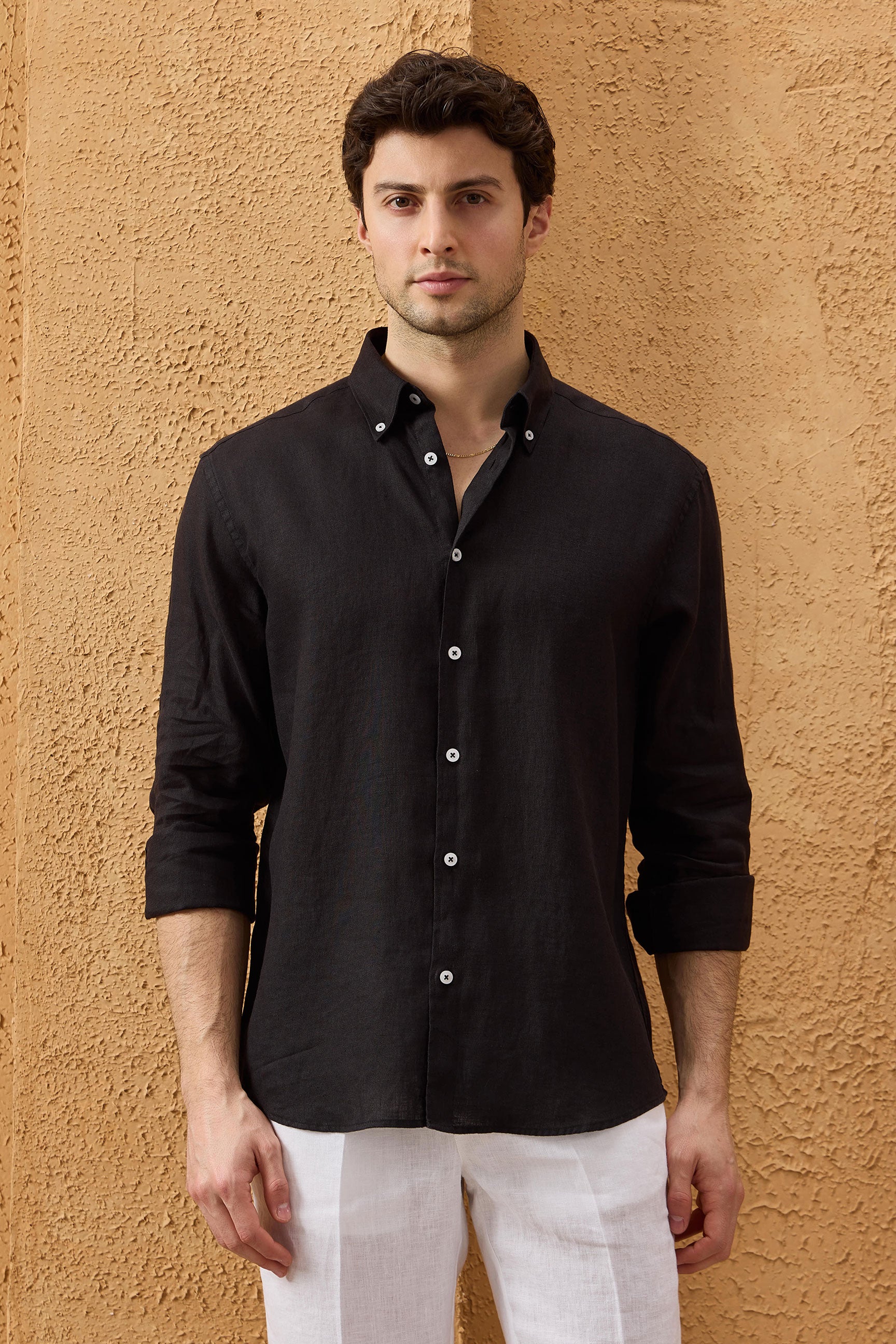 Camisa masculina preta de linho puro, manga comprida, com botões, para o verão.