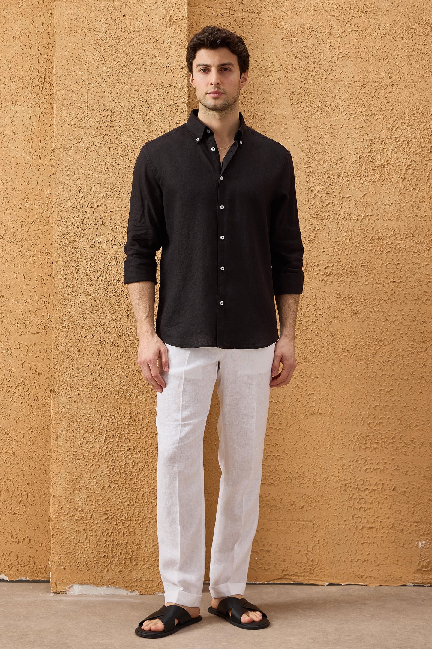 Camisa masculina preta de linho puro, manga comprida, com botões, para o verão.