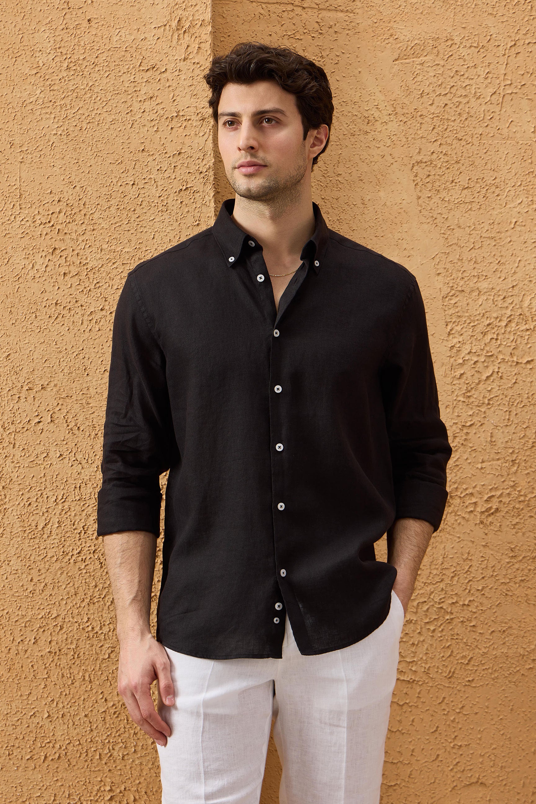 Camisa masculina preta de linho puro, manga comprida, com botões, para o verão.