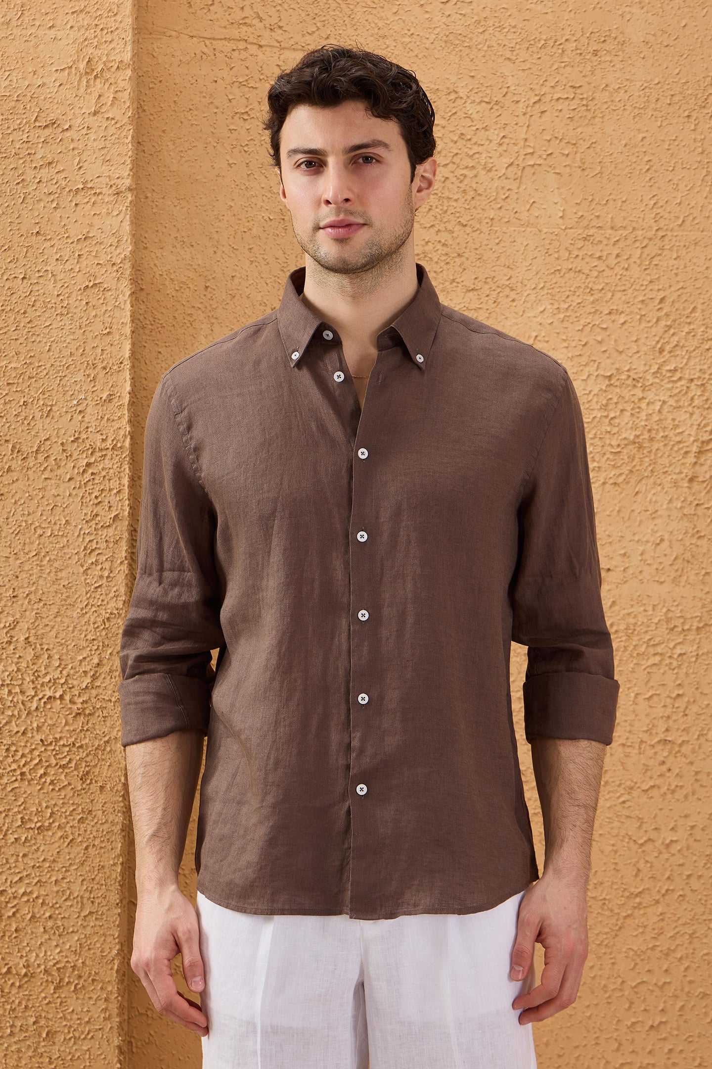 Camisa masculina marrom escura de linho puro, manga comprida, com botões, para o verão.