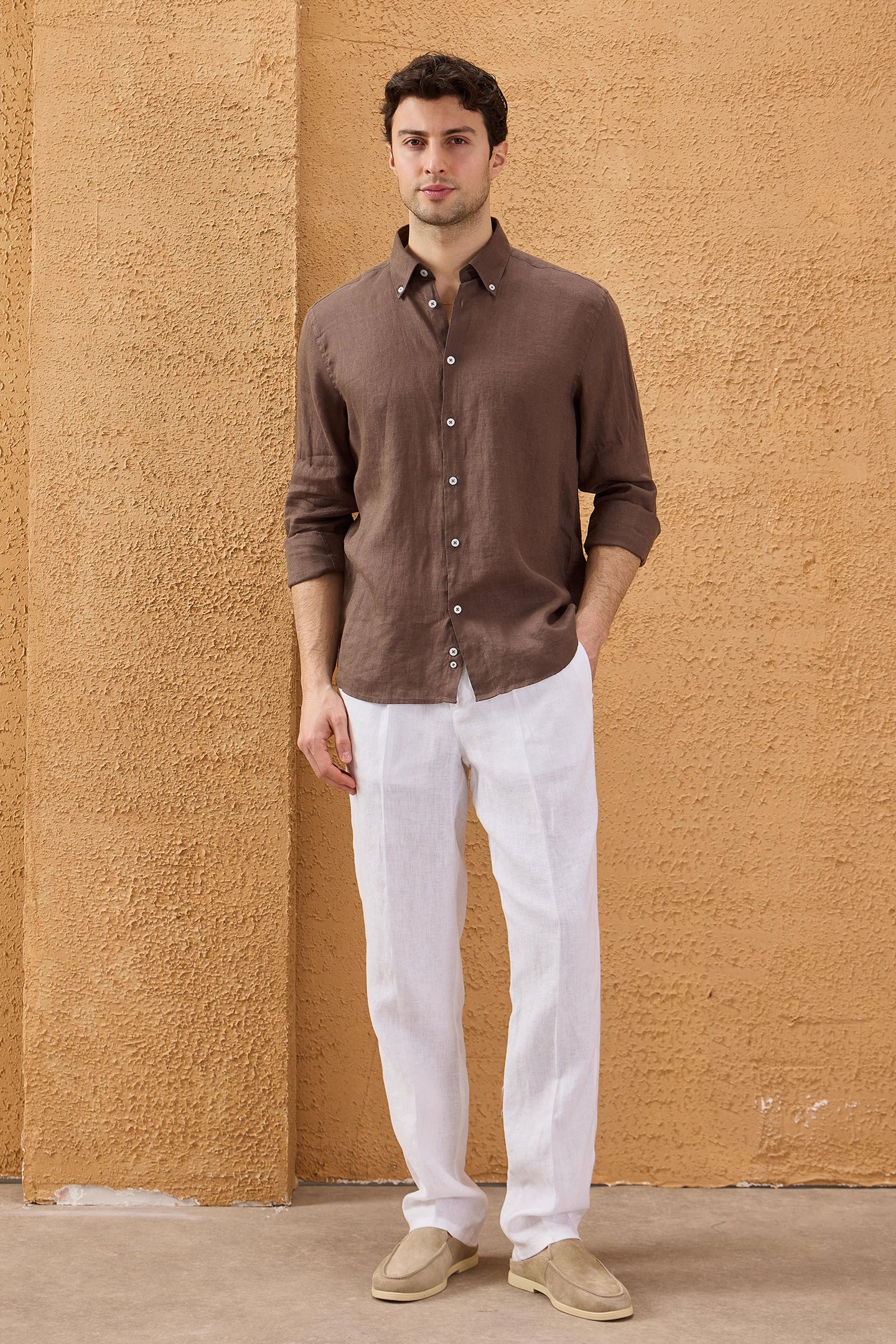 Camisa masculina marrom escura de linho puro, manga comprida, com botões, para o verão.