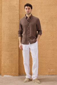 Camisa masculina marrom escura de linho puro, manga comprida, com botões, para o verão.