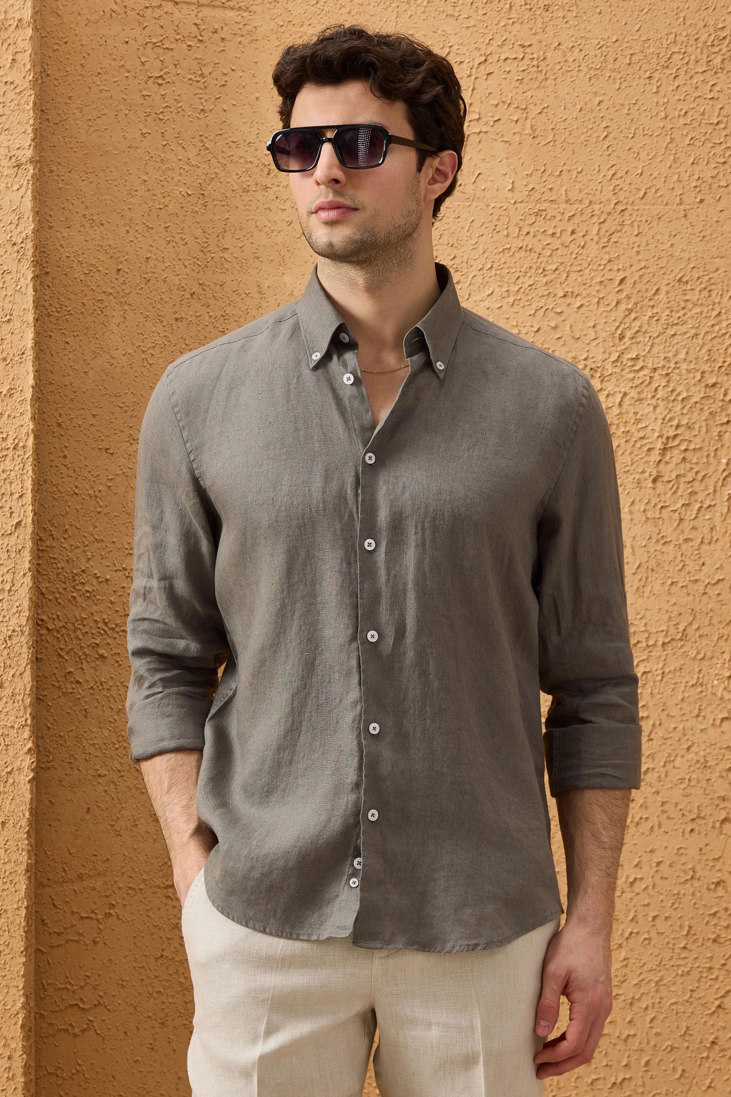 Camisa masculina cáqui de linho puro, manga comprida, com botões, para o verão.