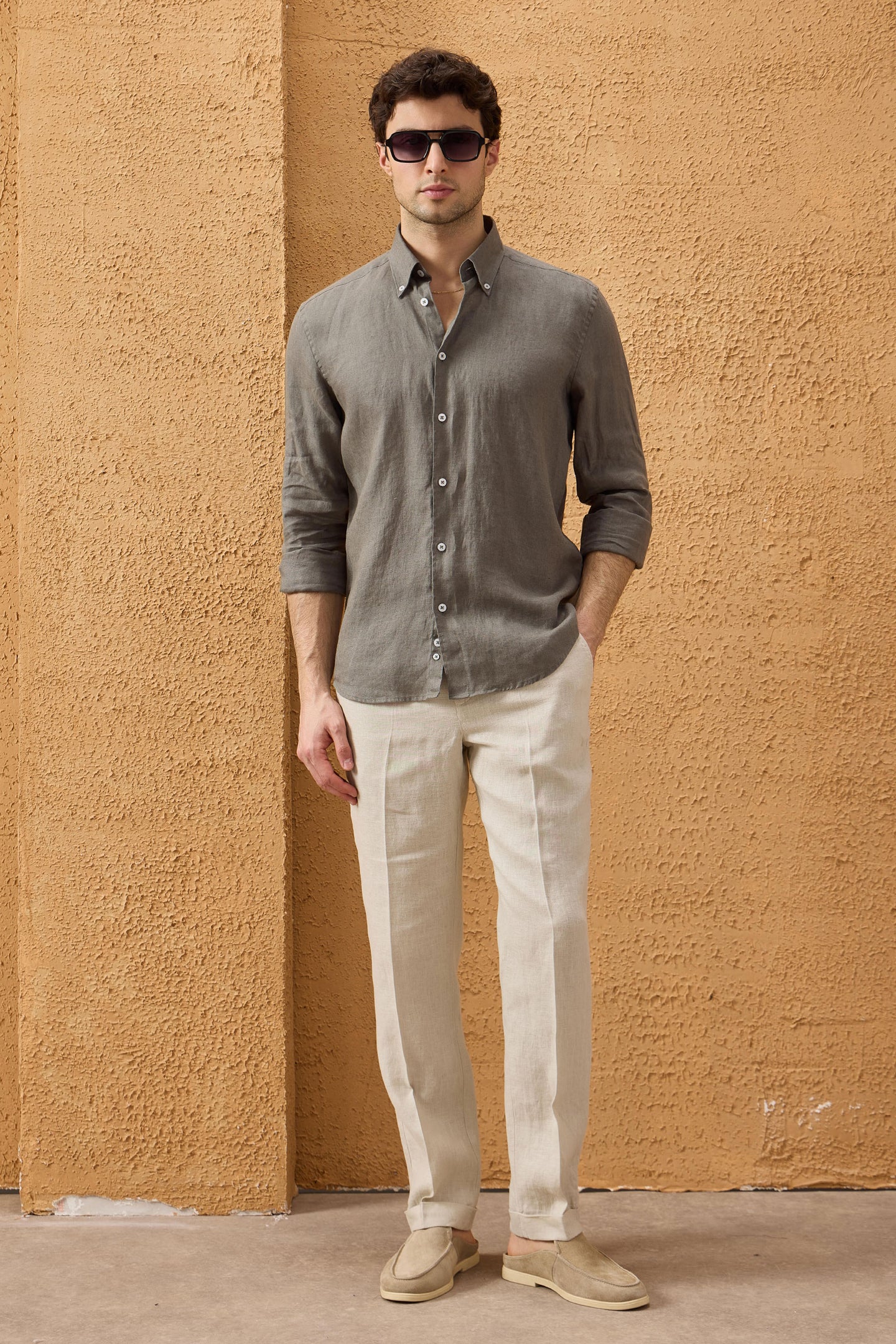 Camisa masculina cáqui de linho puro, manga comprida, com botões, para o verão.