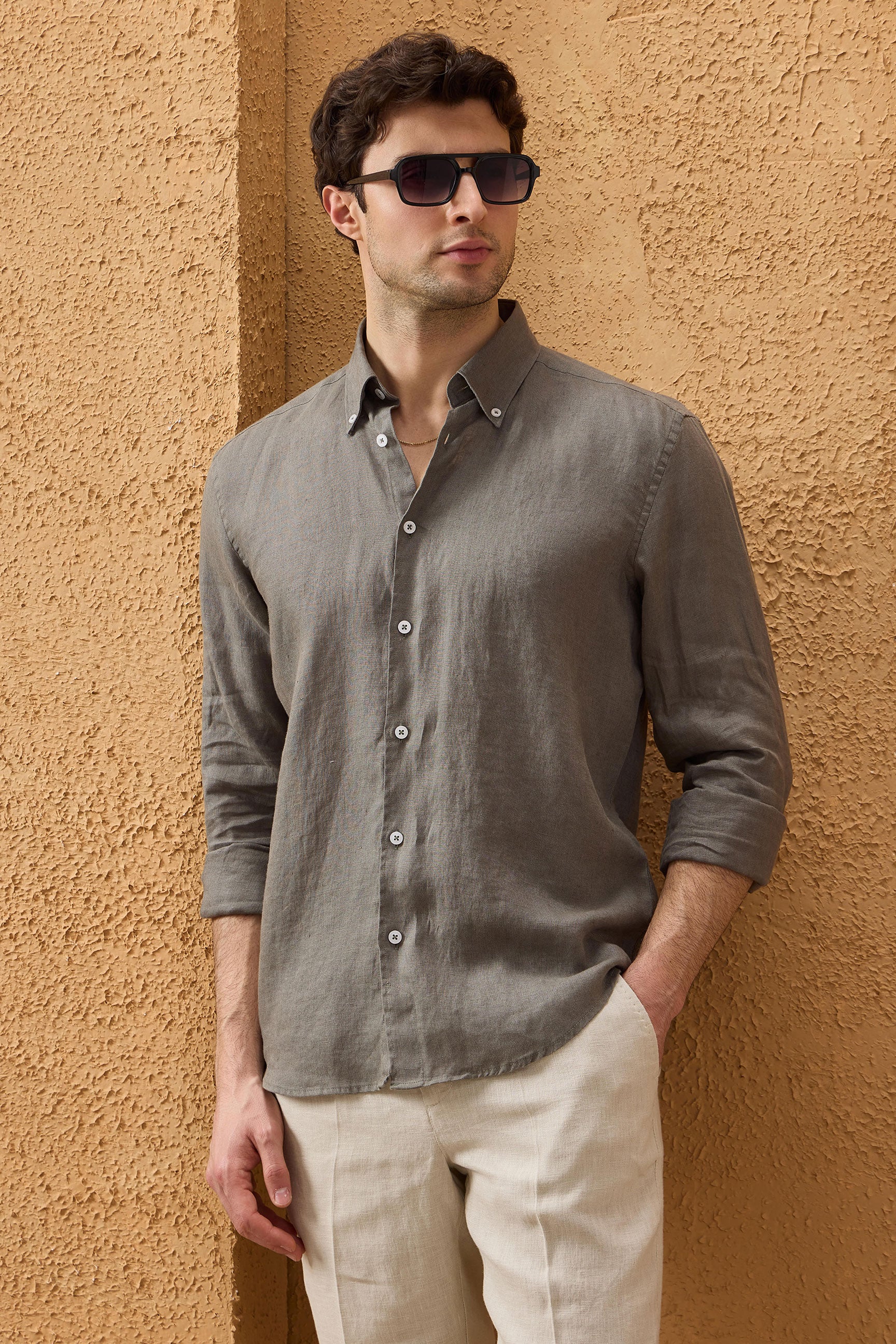 Camisa masculina cáqui de linho puro, manga comprida, com botões, para o verão.