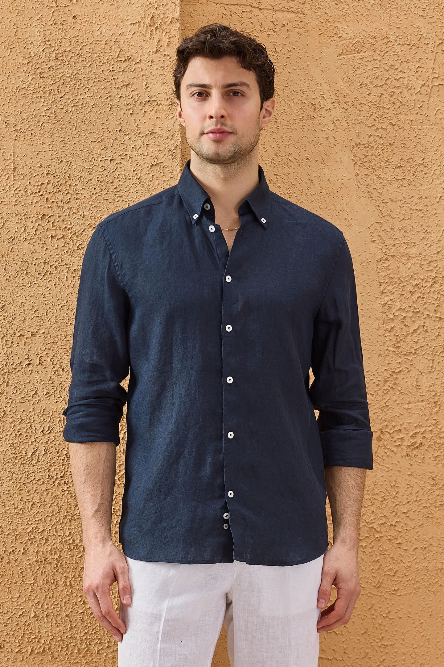 Camisa masculina azul-marinho de linho puro, manga comprida, com botões, para o verão.