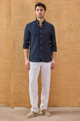 Camisa masculina azul-marinho de linho puro, manga comprida, com botões, para o verão.