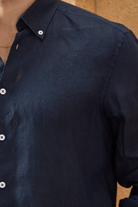 Camisa masculina azul-marinho de linho puro, manga comprida, com botões, para o verão.