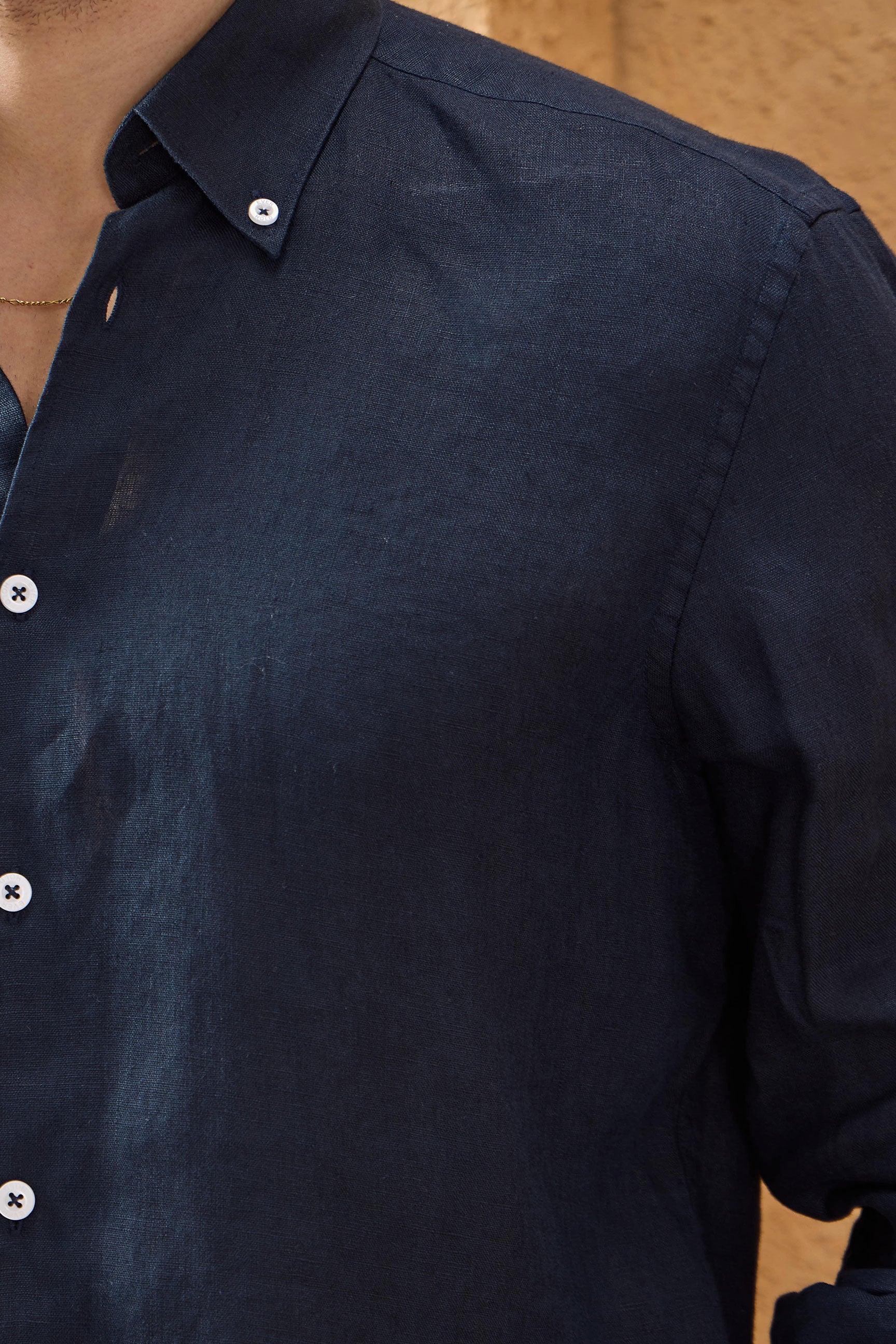 Camisa masculina azul-marinho de linho puro, manga comprida, com botões, para o verão.