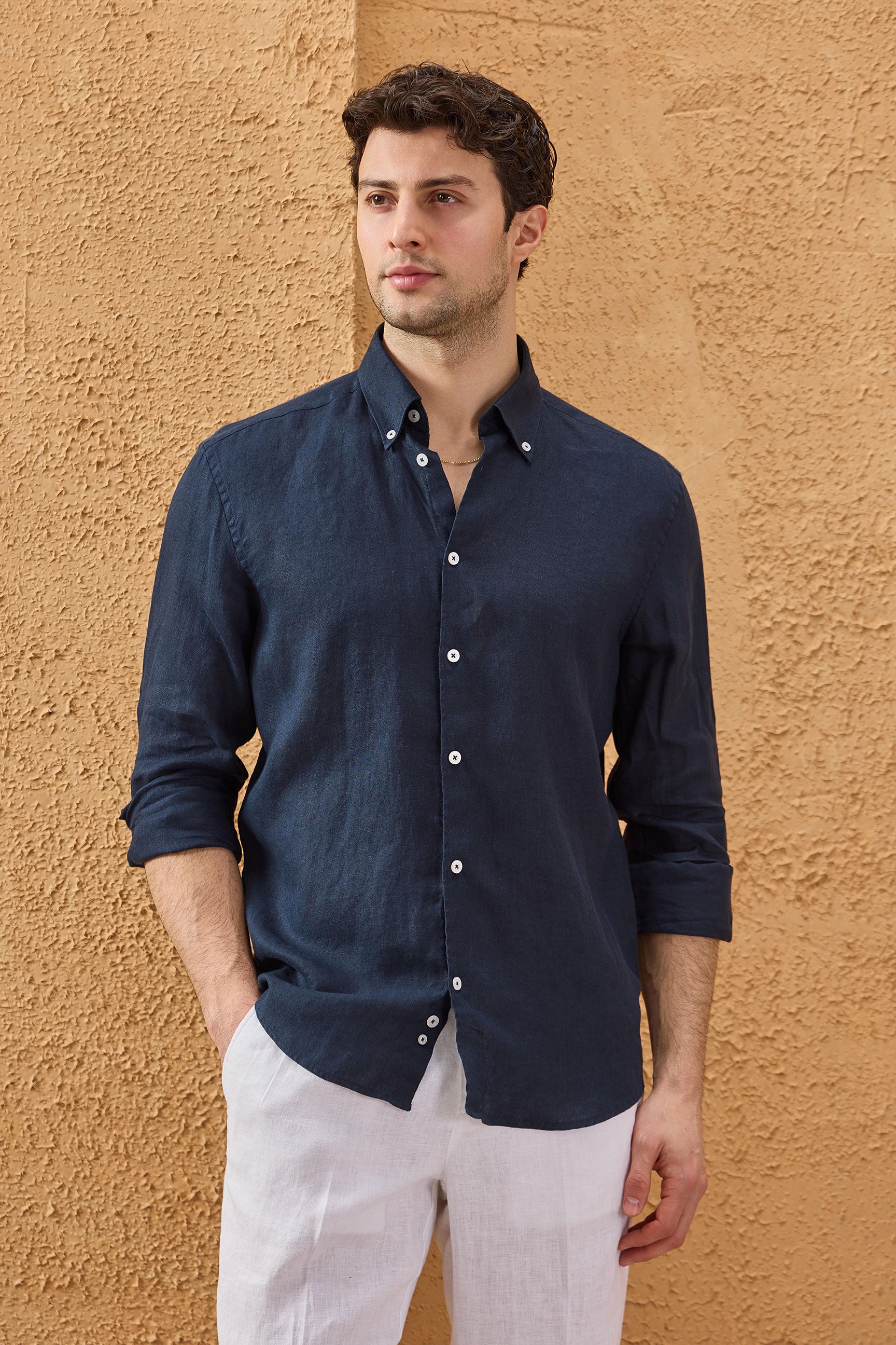 Camisa masculina azul-marinho de linho puro, manga comprida, com botões, para o verão.