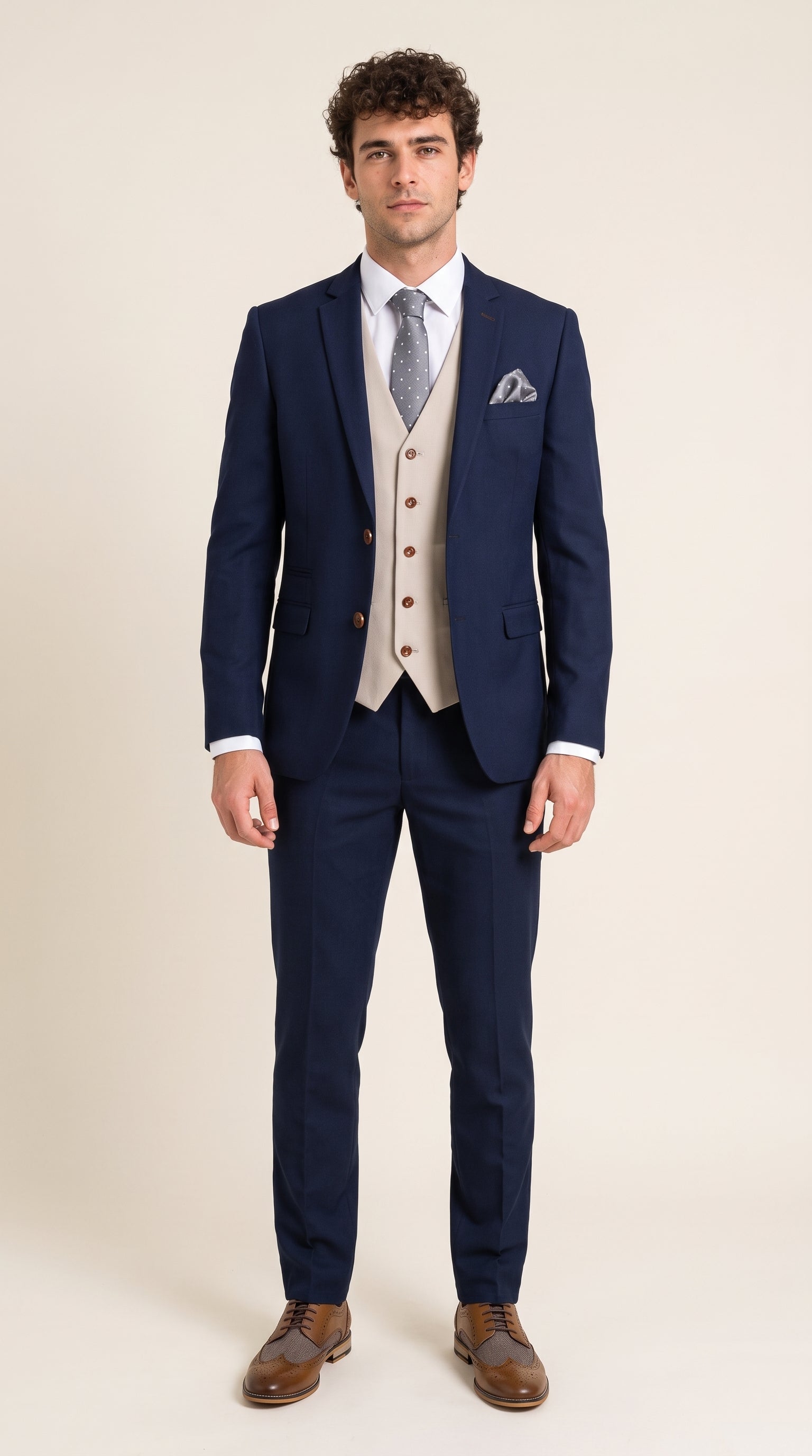 Look #395 styled with Mayfair - Terno masculino de 3 peças azul-marinho com colete creme