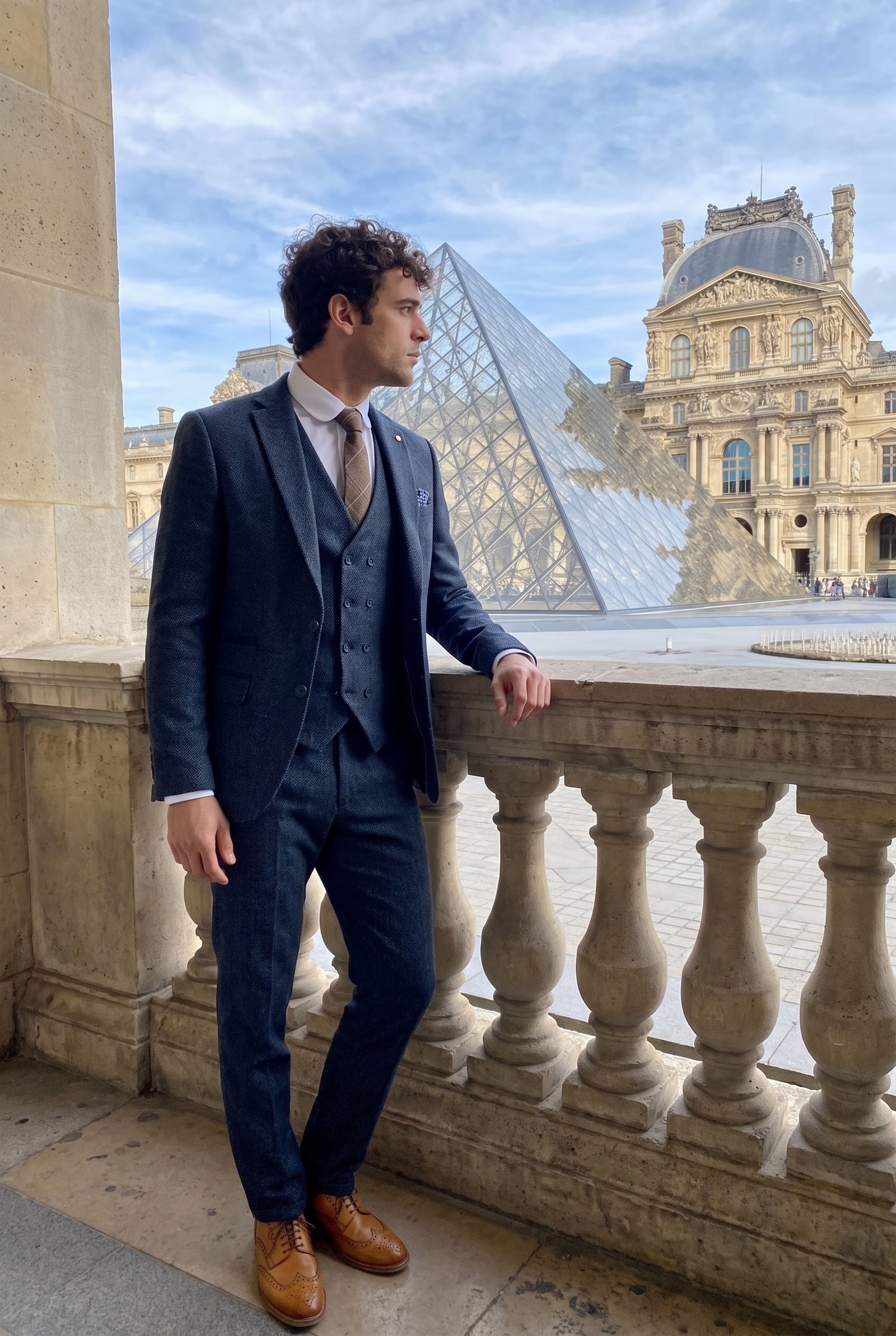 Look #380 styled with Terno masculino azul-marinho de 3 peças com colete de abotoamento duplo.