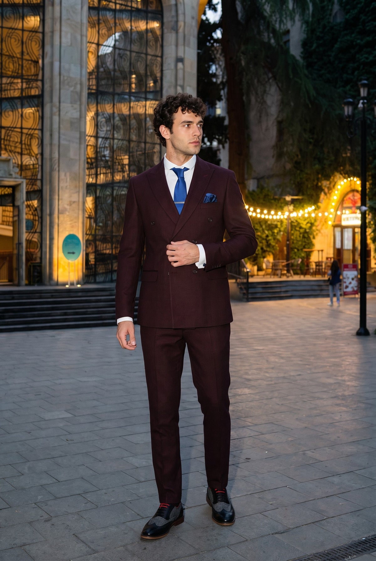 Look #733 styled with Regent - Terno masculino de duas peças, cor bordô, com abotoamento duplo.
