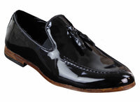 Sapatos masculinos de verniz preto com borla