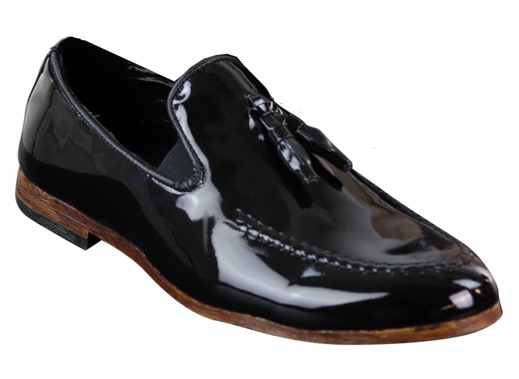 Sapatos masculinos de verniz preto com borla