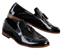 Sapatos masculinos de verniz preto com borla