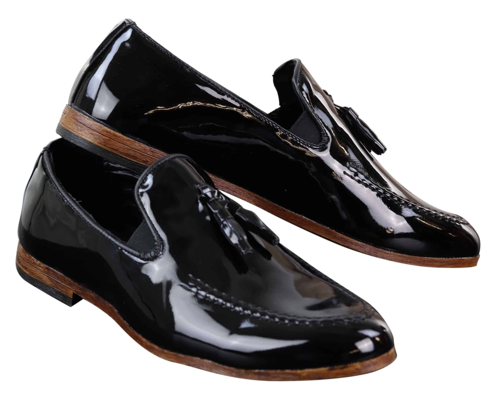 Sapatos masculinos de verniz preto com borla