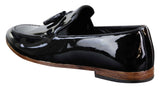 Sapatos masculinos de verniz preto com borla