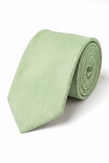 Gravata masculina verde-sálvia com acabamento em camurça.