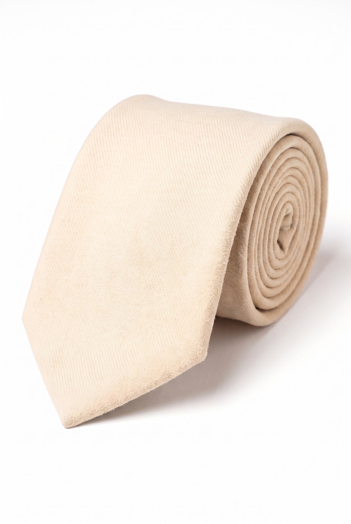 Gravata masculina creme com acabamento em camurça.