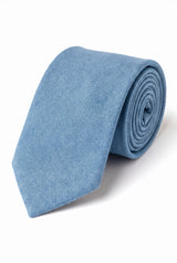 Gravata masculina azul-clara com acabamento em camurça.